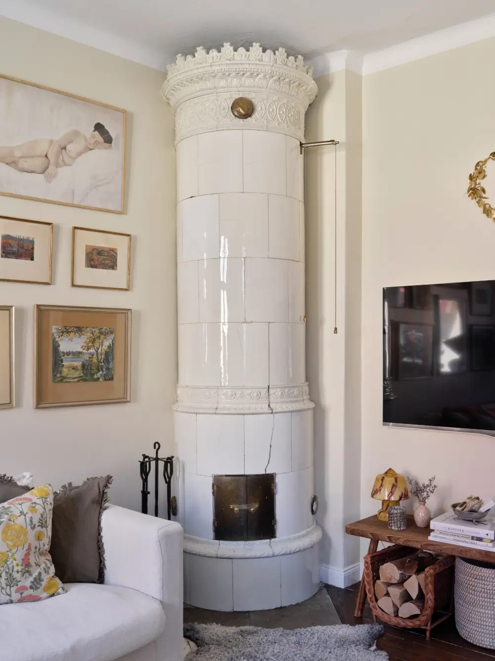 A Romantic Bedroom & Period Details in a Stockholm Apartment 4
soft-romantic-interiors-early-20th-century-apartment-stockholm-nordroom