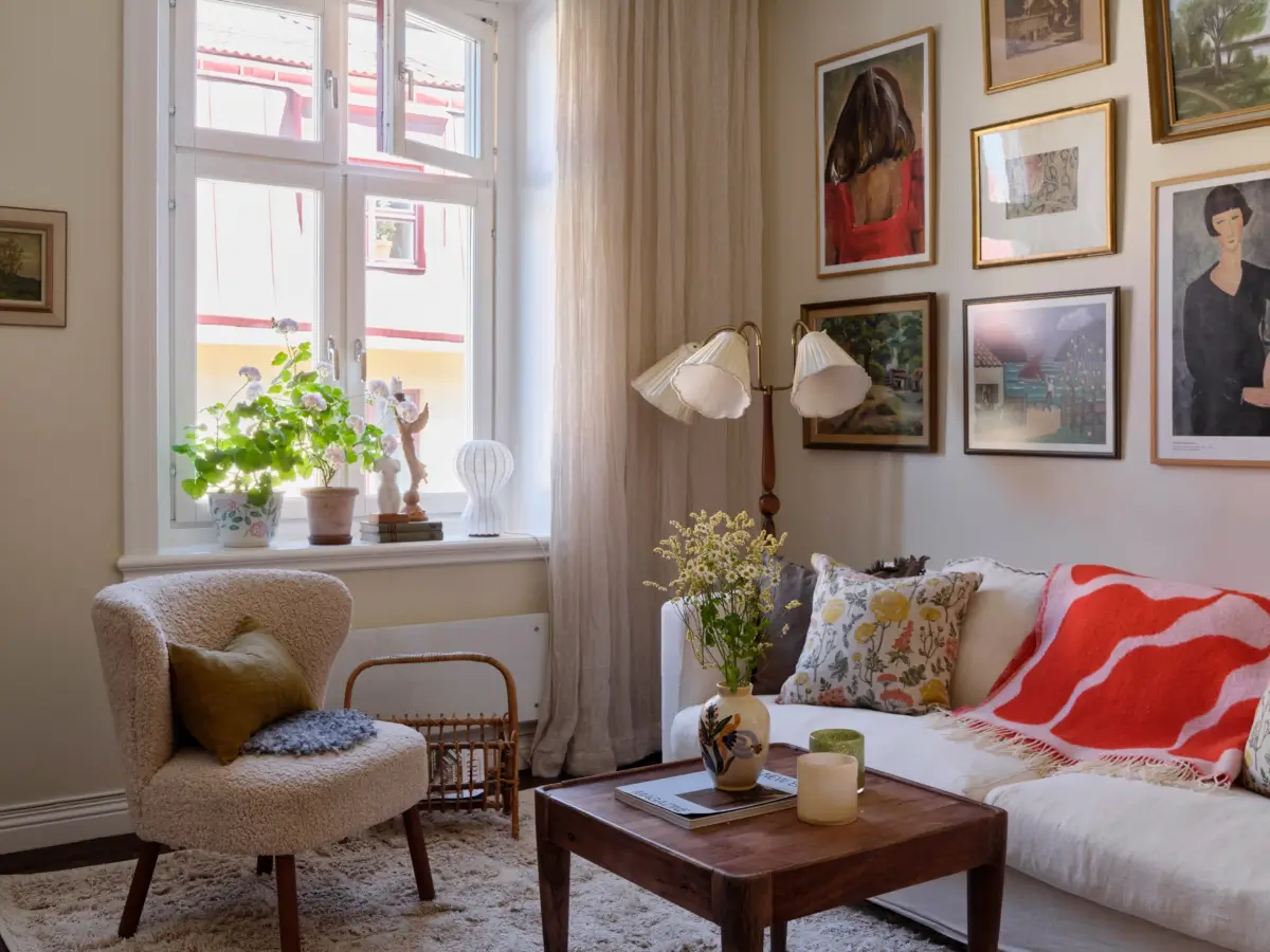 A Romantic Bedroom & Period Details in a Stockholm Apartment 6
soft-romantic-interiors-early-20th-century-apartment-stockholm-nordroom