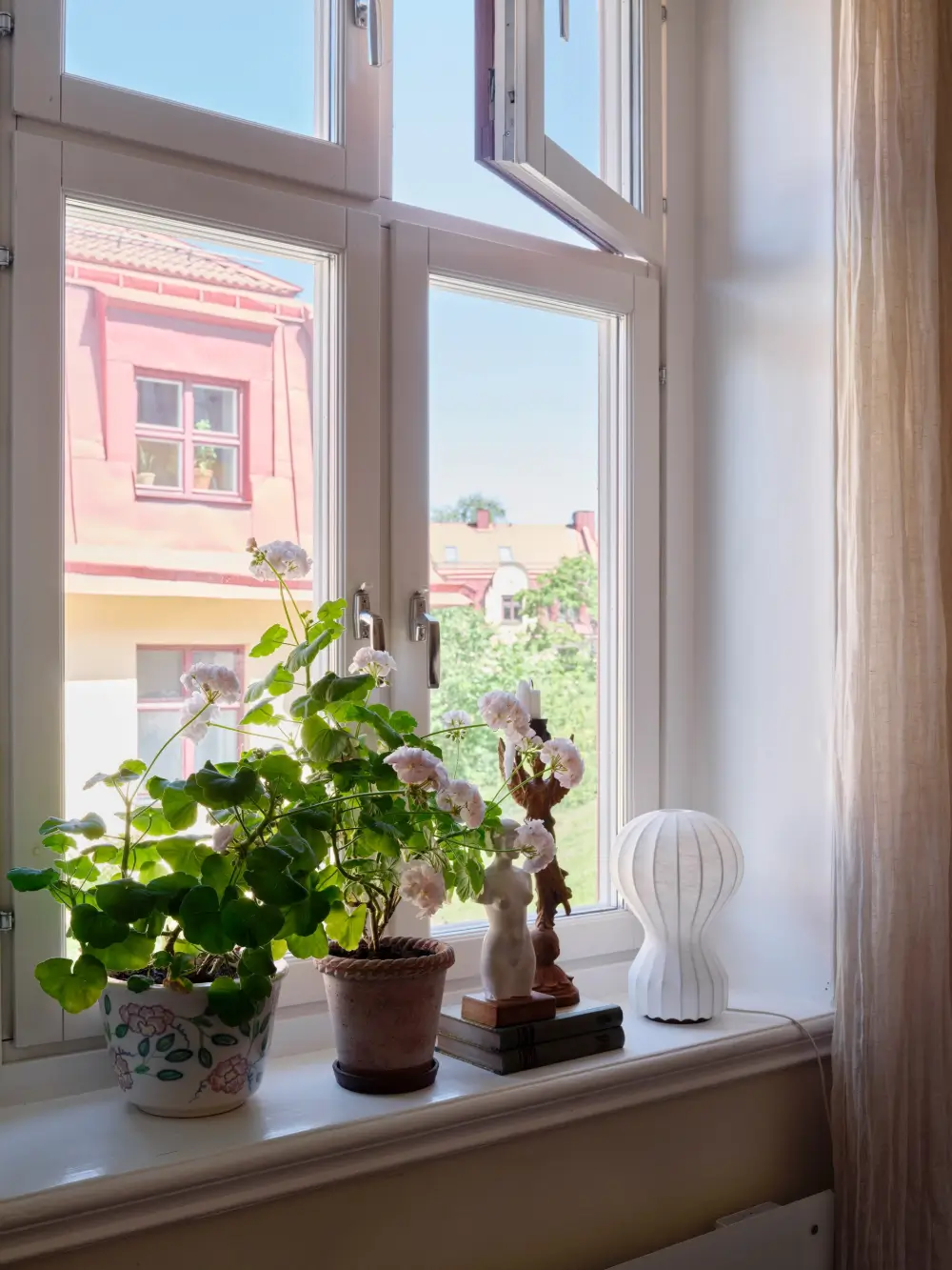 A Romantic Bedroom & Period Details in a Stockholm Apartment 7
soft-romantic-interiors-early-20th-century-apartment-stockholm-nordroom