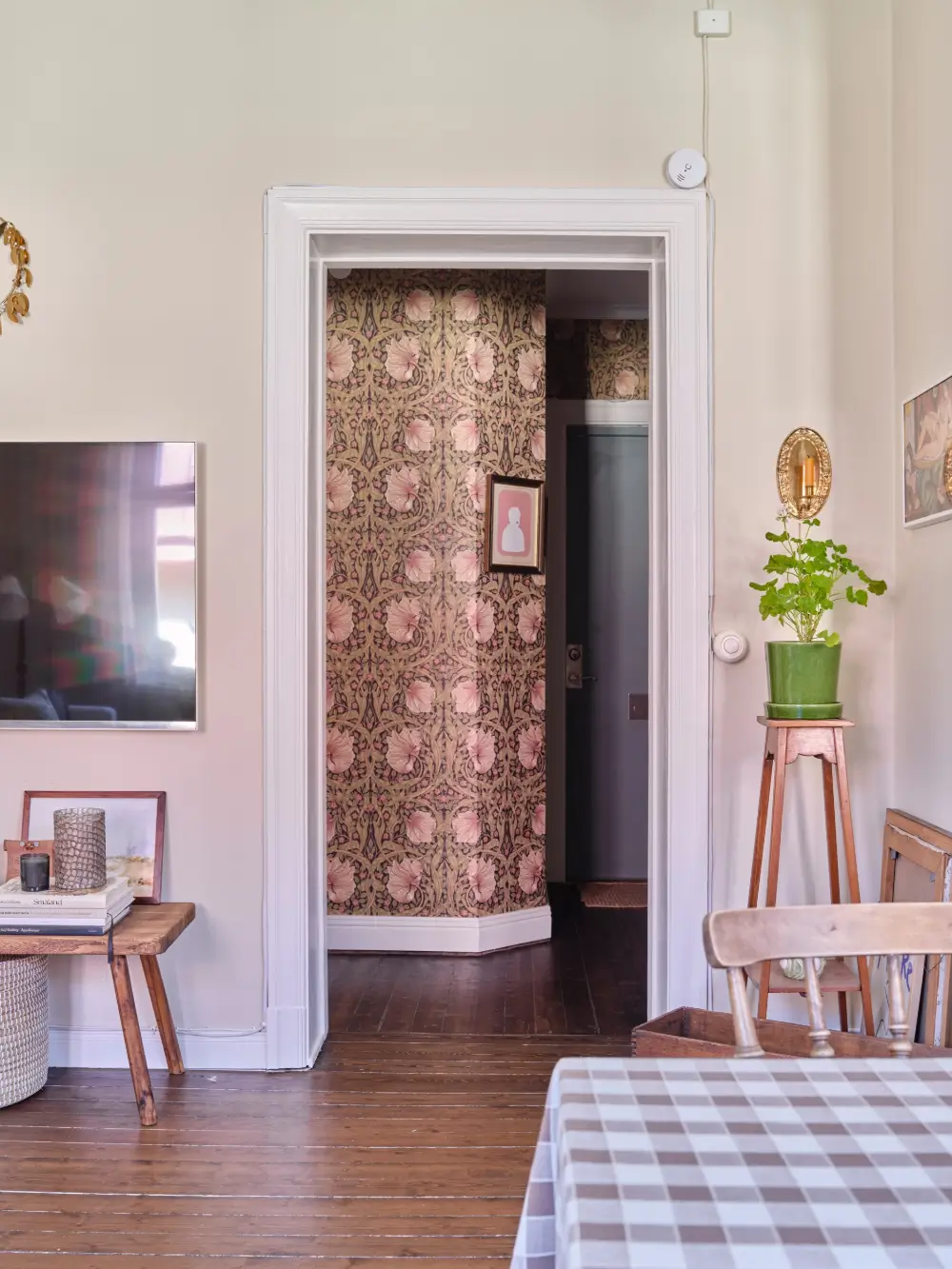 A Romantic Bedroom & Period Details in a Stockholm Apartment 14
soft-romantic-interiors-early-20th-century-apartment-stockholm-nordroom