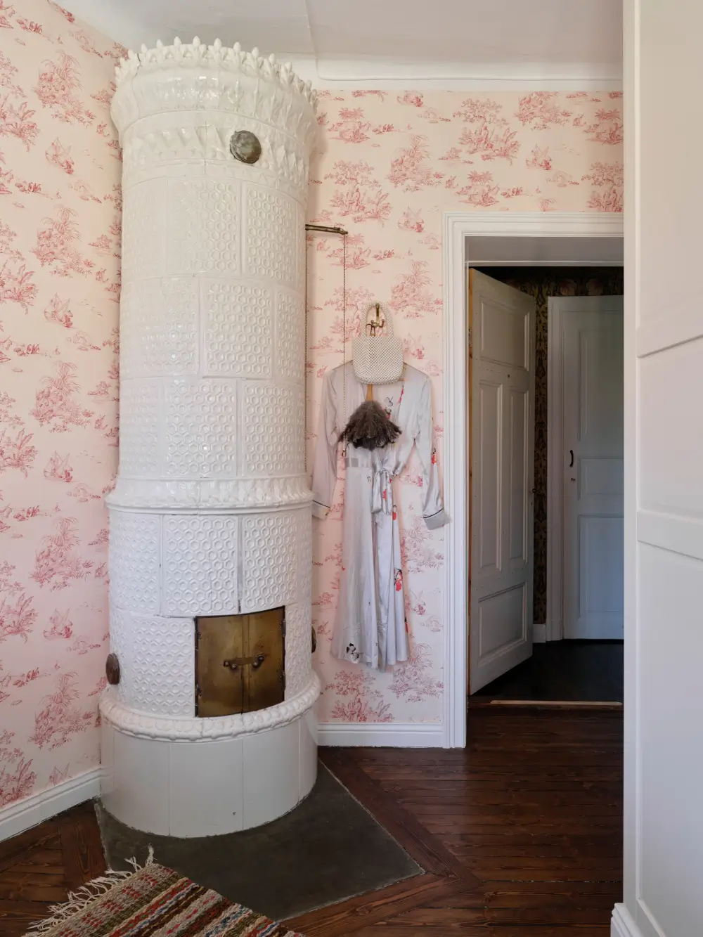 A Romantic Bedroom & Period Details in a Stockholm Apartment 25
soft-romantic-interiors-early-20th-century-apartment-stockholm-nordroom