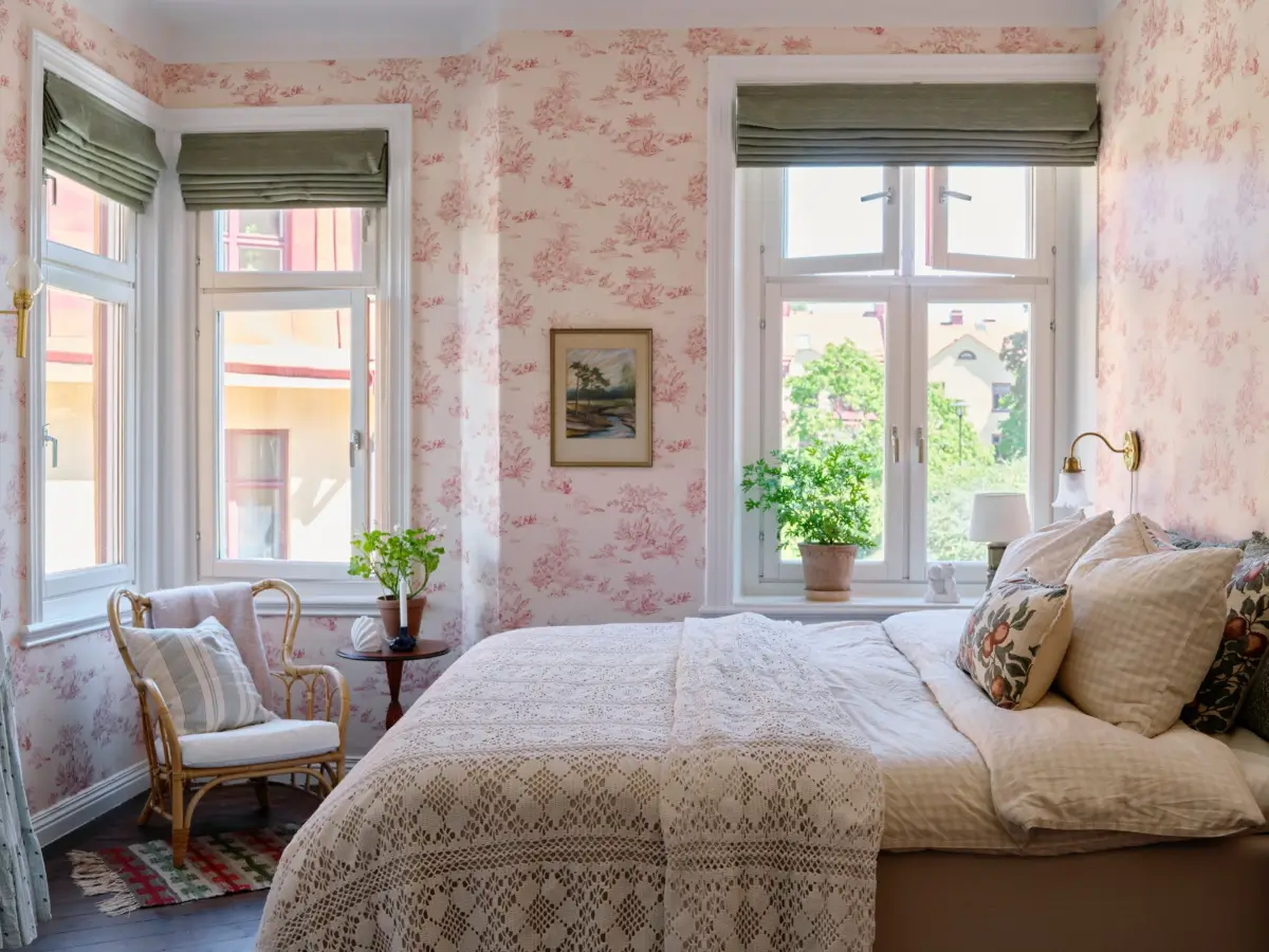 A Romantic Bedroom & Period Details in a Stockholm Apartment 17
soft-romantic-interiors-early-20th-century-apartment-stockholm-nordroom