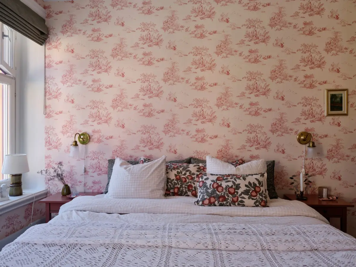 A Romantic Bedroom & Period Details in a Stockholm Apartment 19
soft-romantic-interiors-early-20th-century-apartment-stockholm-nordroom