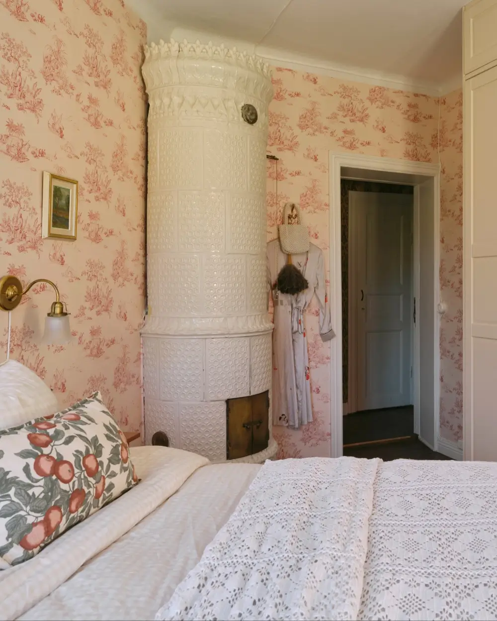 A Romantic Bedroom & Period Details in a Stockholm Apartment 24
soft-romantic-interiors-early-20th-century-apartment-stockholm-nordroom