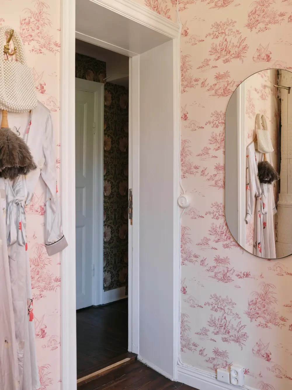 A Romantic Bedroom & Period Details in a Stockholm Apartment 26
soft-romantic-interiors-early-20th-century-apartment-stockholm-nordroom