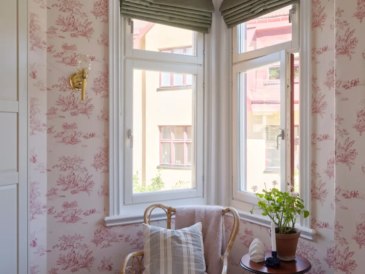 A Romantic Bedroom & Period Details in a Stockholm Apartment 22
soft-romantic-interiors-early-20th-century-apartment-stockholm-nordroom