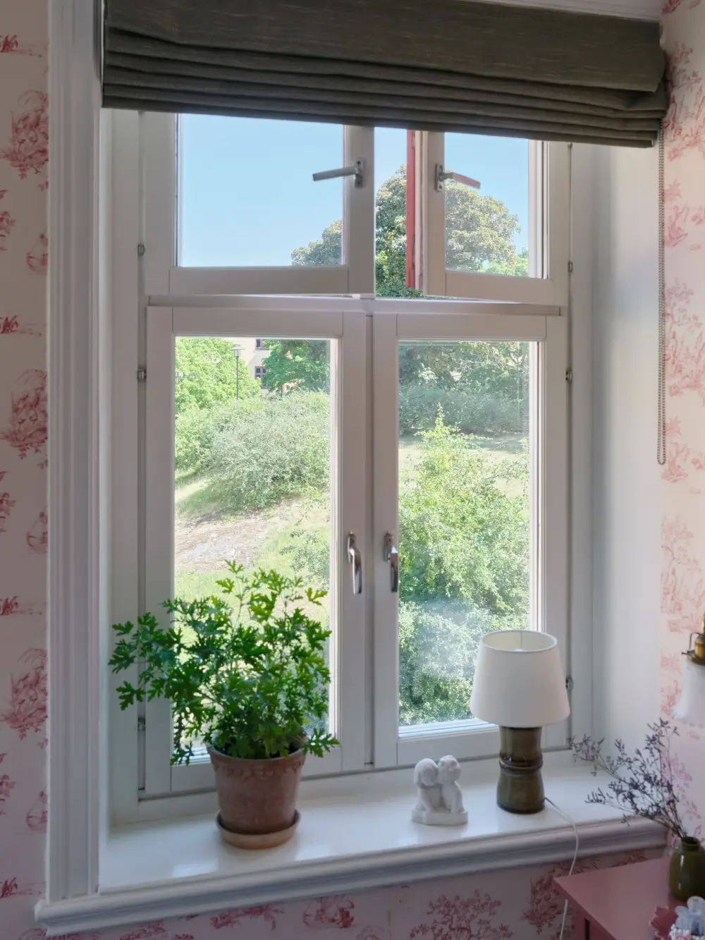 A Romantic Bedroom & Period Details in a Stockholm Apartment 21
soft-romantic-interiors-early-20th-century-apartment-stockholm-nordroom