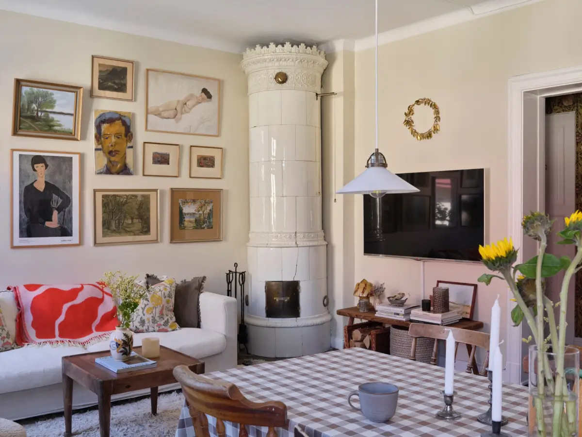 A Romantic Bedroom & Period Details in a Stockholm Apartment 3
soft-romantic-interiors-early-20th-century-apartment-stockholm-nordroom