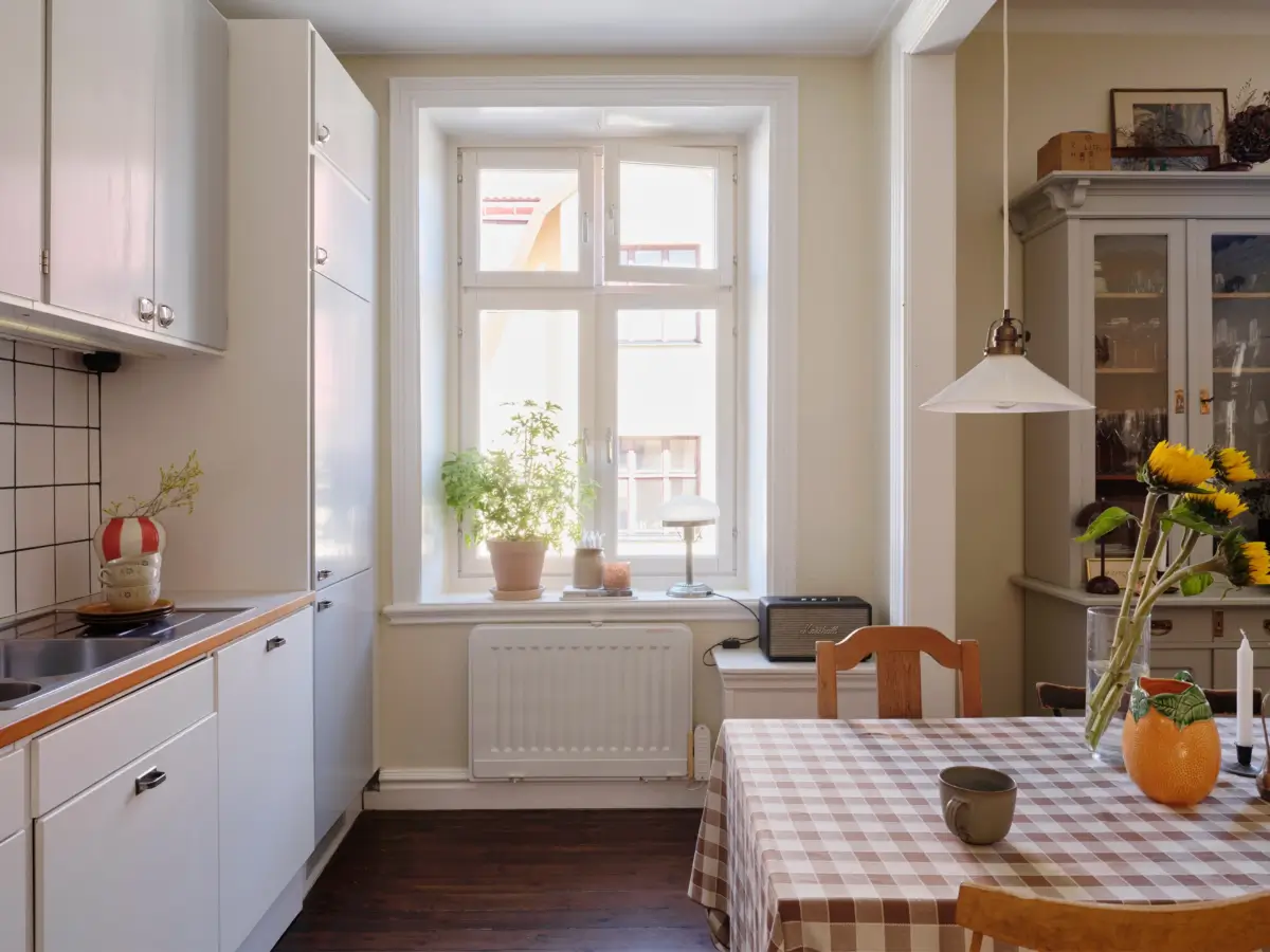 A Romantic Bedroom & Period Details in a Stockholm Apartment 11
soft-romantic-interiors-early-20th-century-apartment-stockholm-nordroom
