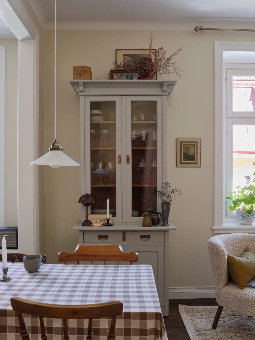 A Romantic Bedroom & Period Details in a Stockholm Apartment 13
soft-romantic-interiors-early-20th-century-apartment-stockholm-nordroom