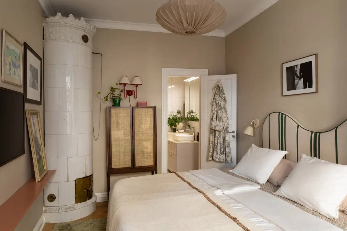 A Stylish Light-Colored Apartment with a Rental Part in Stockholm's Gamla Stan 12 stylish-apartment-stockholm-old-town