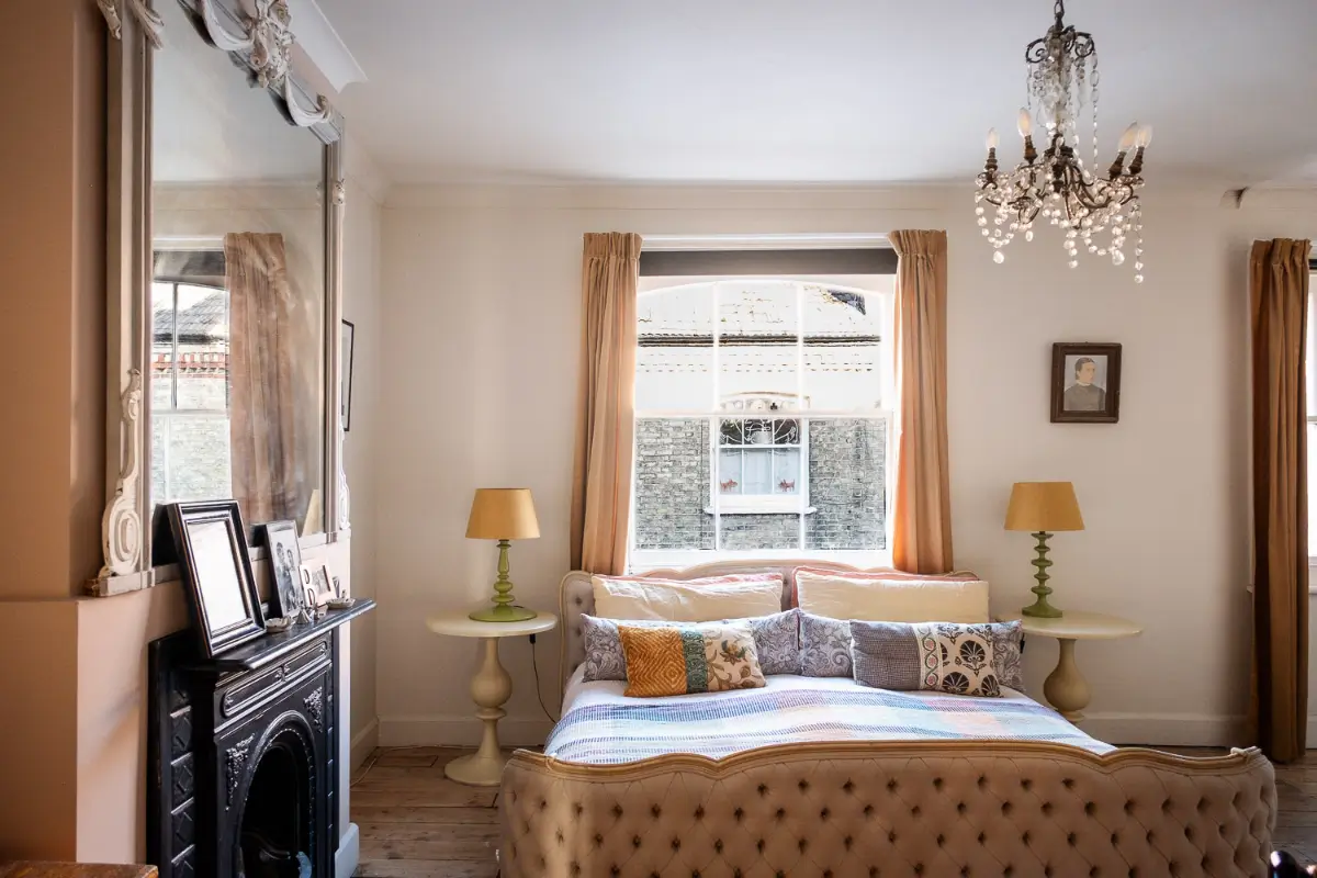 A Victorian Mews House with a Former Greenhouse Turned Into A Dining Room 14 victorian-mews-house-england