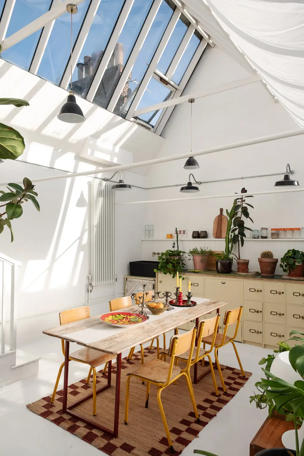 A Victorian Mews House with a Former Greenhouse Turned Into A Dining Room 10 victorian-mews-house-england