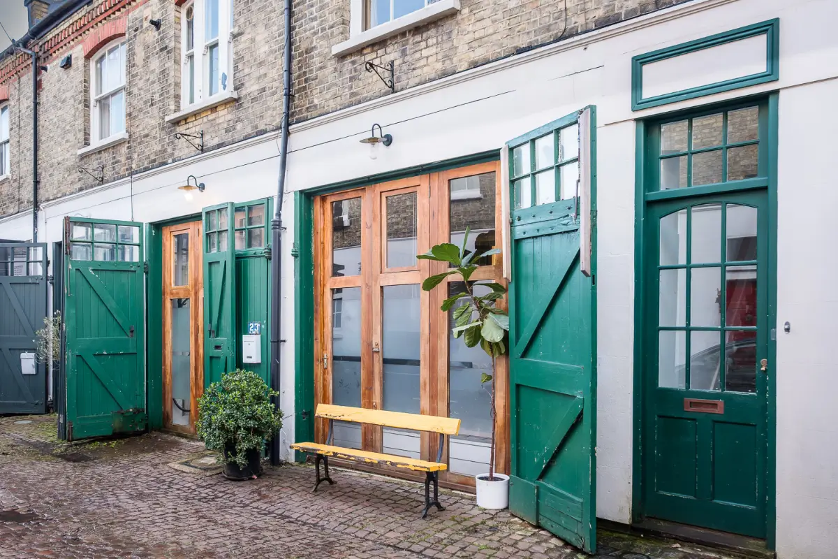 A Victorian Mews House with a Former Greenhouse Turned Into A Dining Room 21 victorian-mews-house-england