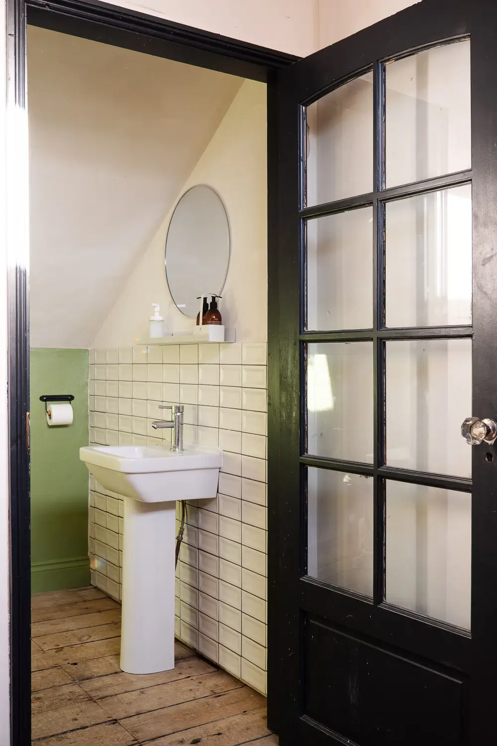 A Victorian Mews House with a Former Greenhouse Turned Into A Dining Room 17 victorian-mews-house-england