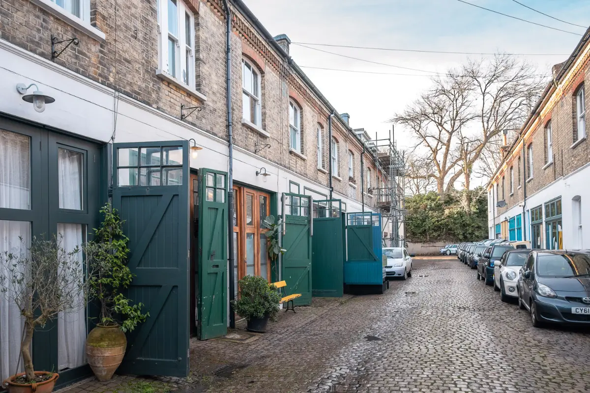 A Victorian Mews House with a Former Greenhouse Turned Into A Dining Room 23 victorian-mews-house-england