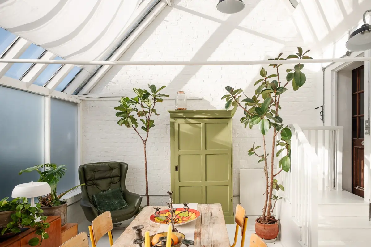 A Victorian Mews House with a Former Greenhouse Turned Into A Dining Room 12 victorian-mews-house-england