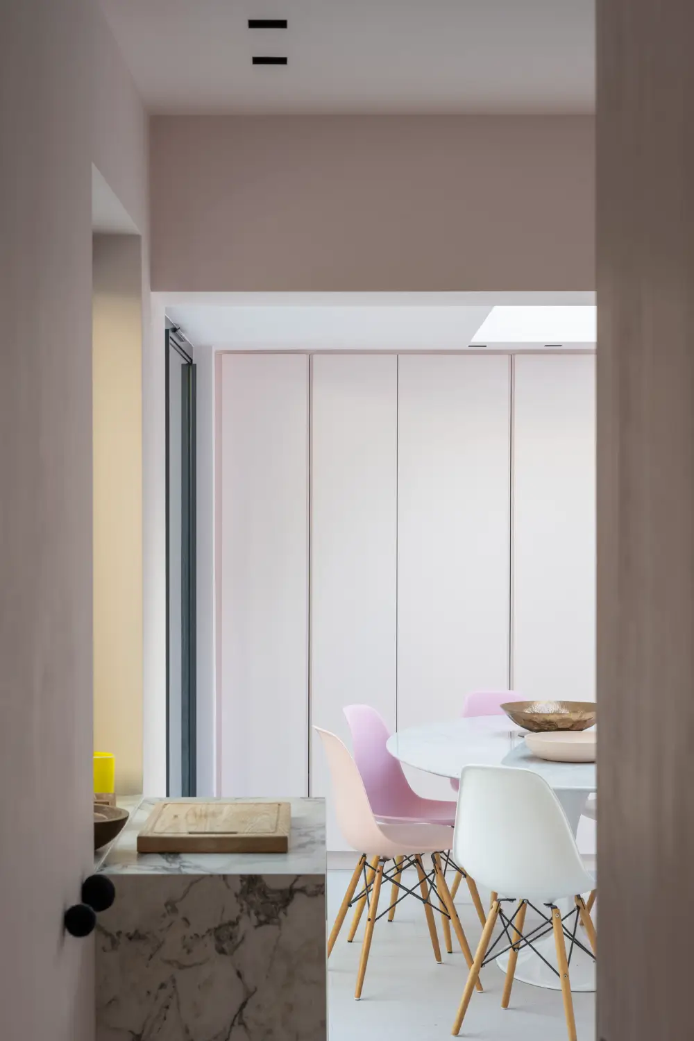 Grand Spaces with Colorful Details in a Holland Park Apartment 9 color-design-extended-notting-hill-apartment