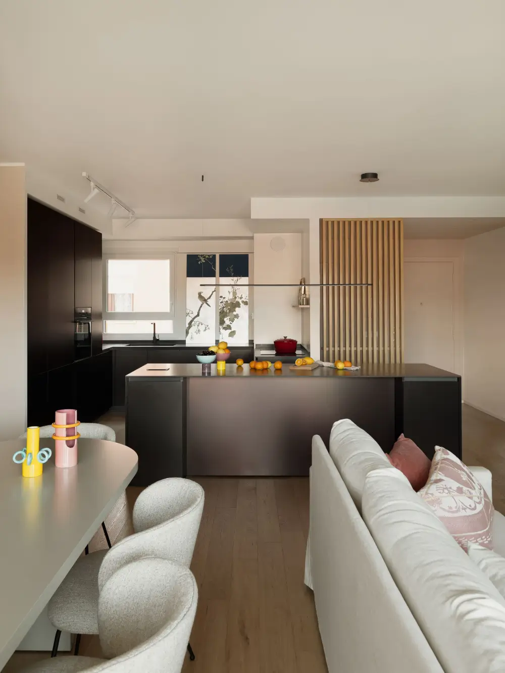 Contemporary and Warm Spaces in a Roman Apartment by Raffaella Falbo 1 contemporary-rome-apartment-Raffaella-Falbo-nordroom