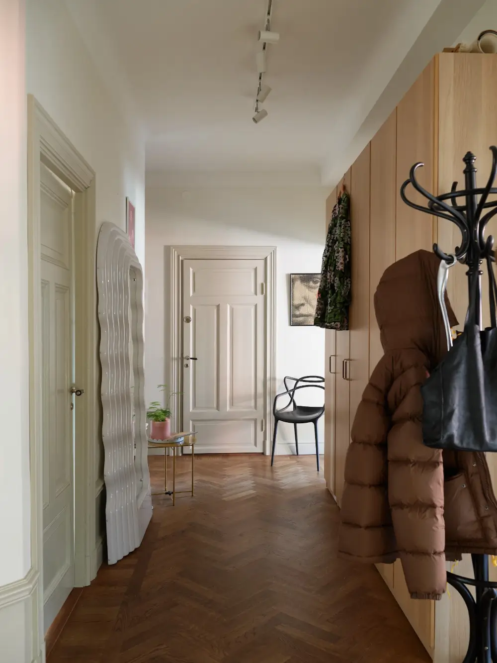 Cozy Spaces in a Renovated Early 20th-Century Apartment in Stockholm 13 cozy-early-20th-century-stockholm-apartment-nordroom