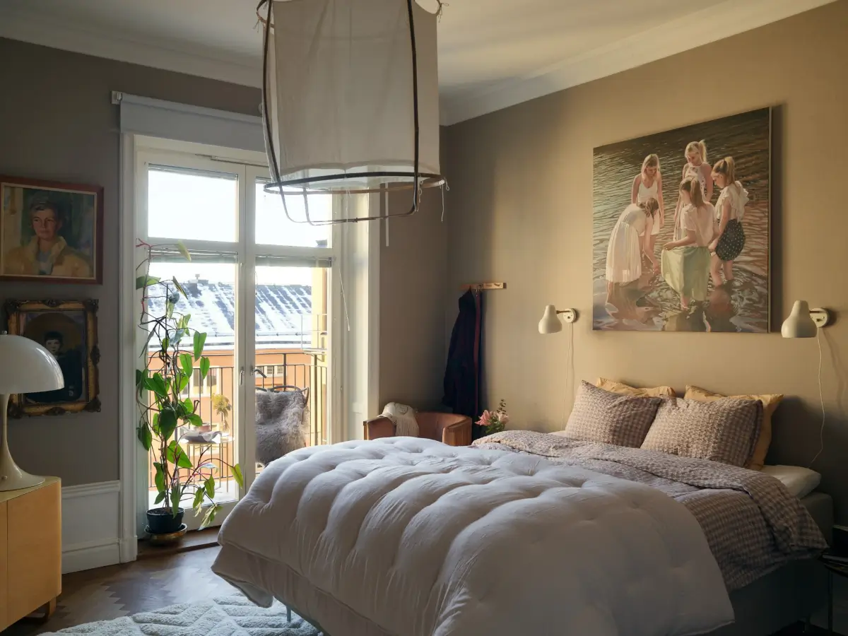 Cozy Spaces in a Renovated Early 20th-Century Apartment in Stockholm 14 cozy-early-20th-century-stockholm-apartment-nordroom