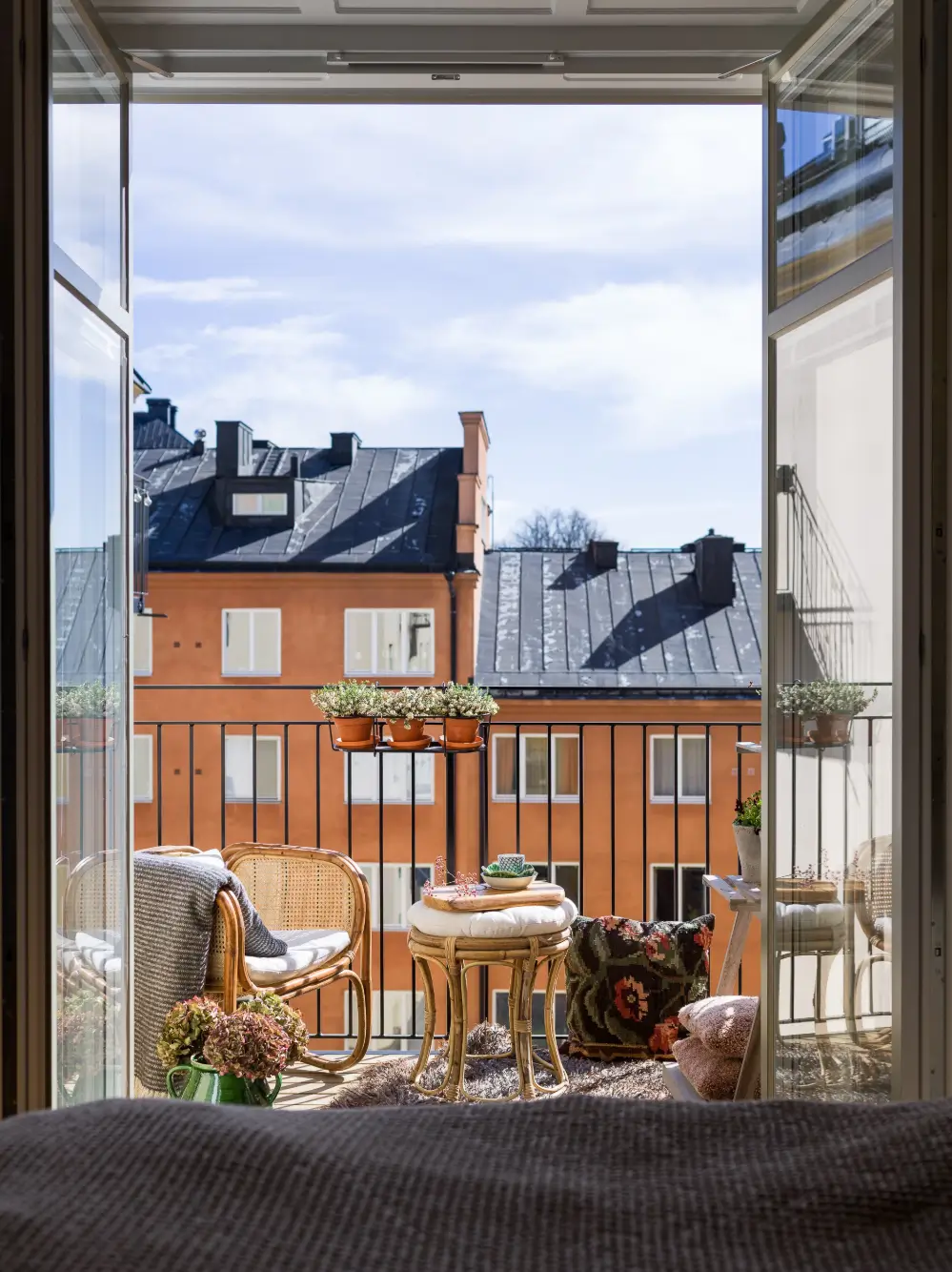 Cozy Spaces in a Renovated Early 20th-Century Apartment in Stockholm 15 cozy-early-20th-century-stockholm-apartment-nordroom