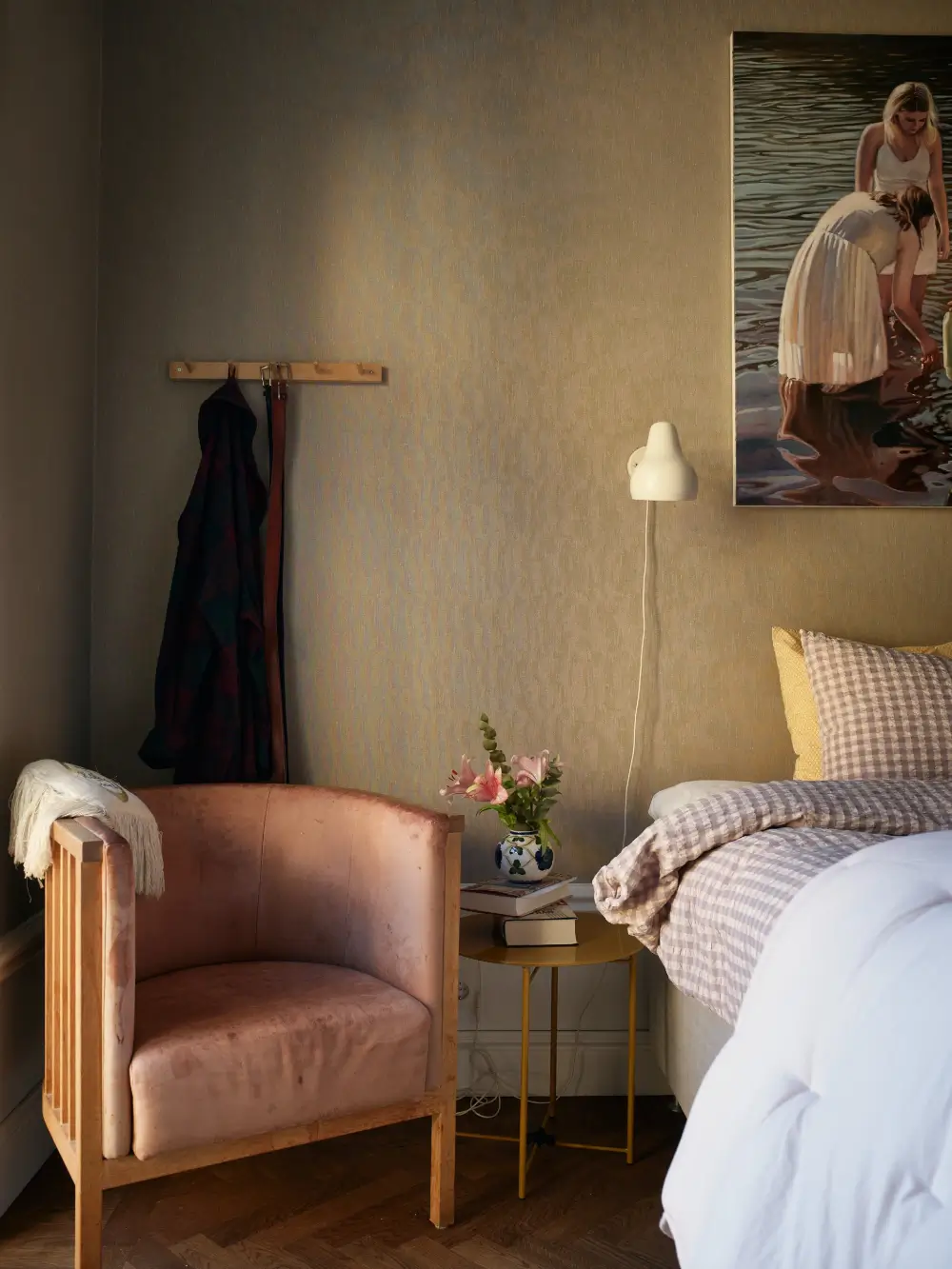 Cozy Spaces in a Renovated Early 20th-Century Apartment in Stockholm 17 cozy-early-20th-century-stockholm-apartment-nordroom