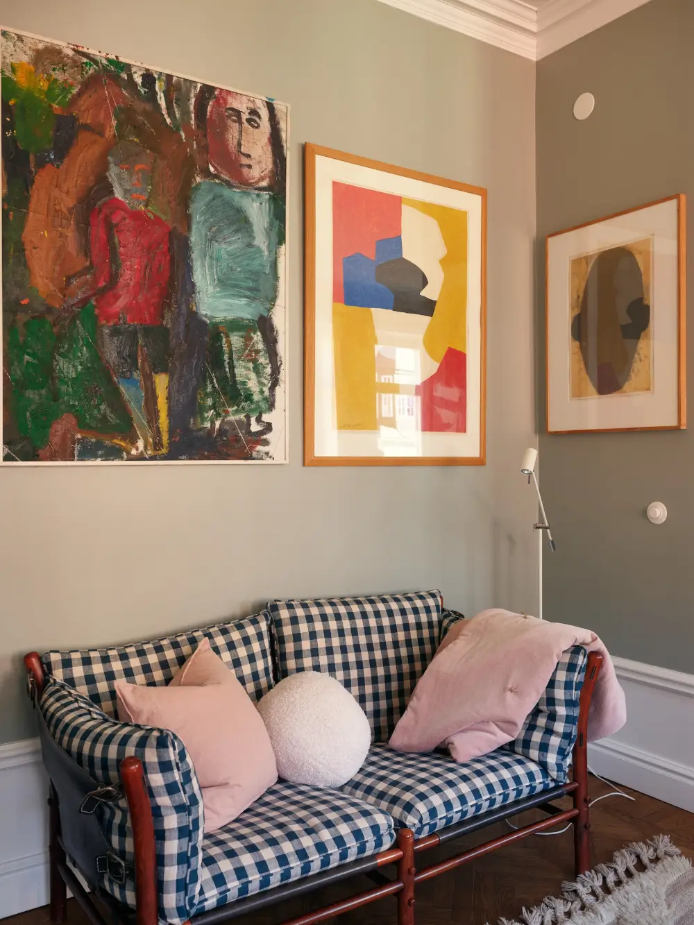Cozy Spaces in a Renovated Early 20th-Century Apartment in Stockholm 5 cozy-early-20th-century-stockholm-apartment-nordroom