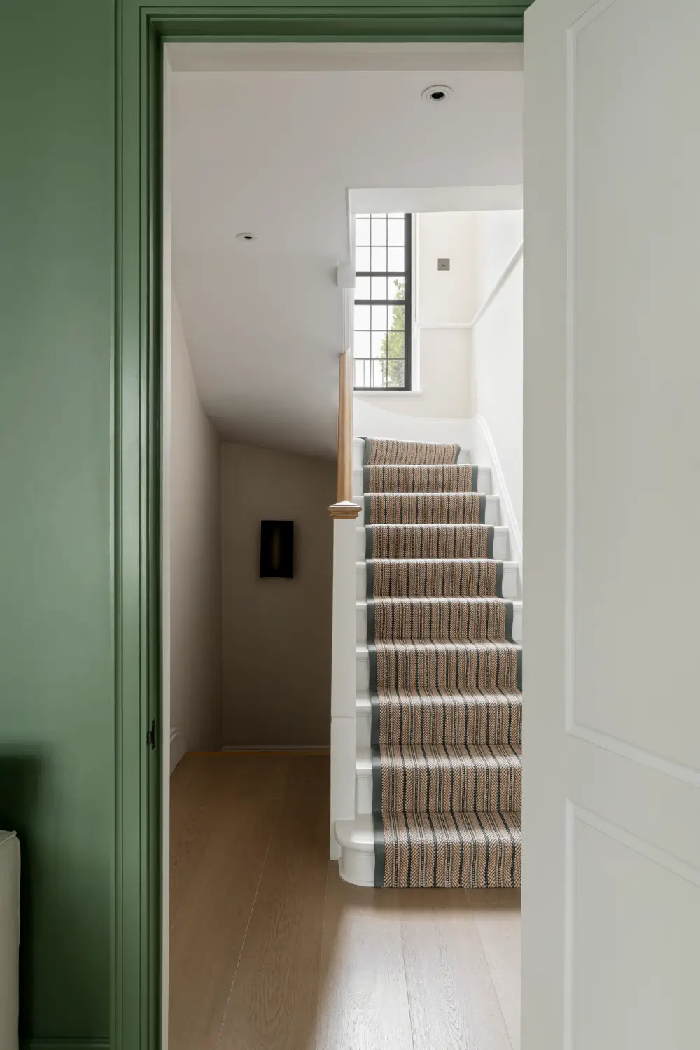 Green Tones in a Narrow Renovated Holland Park Townhouse 10 green-tones-renovated-holland-park-townhouse