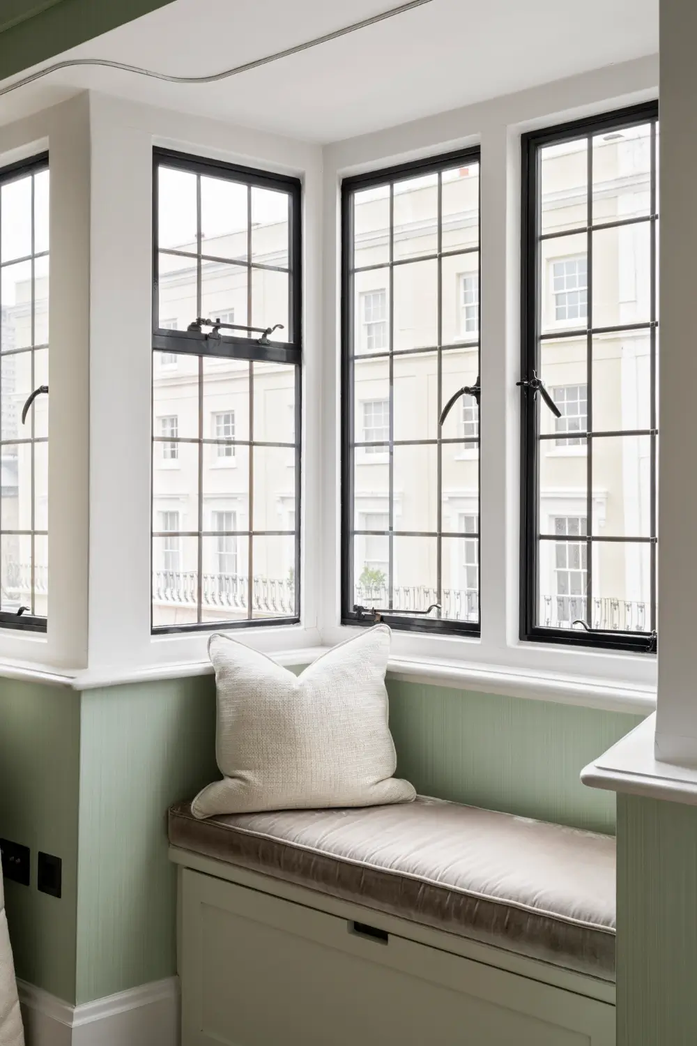 Green Tones in a Narrow Renovated Holland Park Townhouse 12 green-tones-renovated-holland-park-townhouse