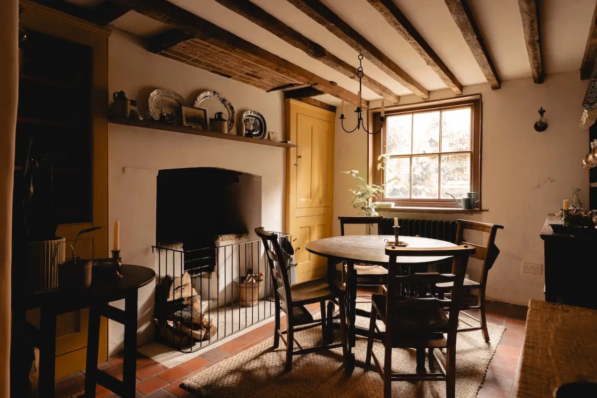 moody-tones-warm-light-historic-georgian-townhouse-london