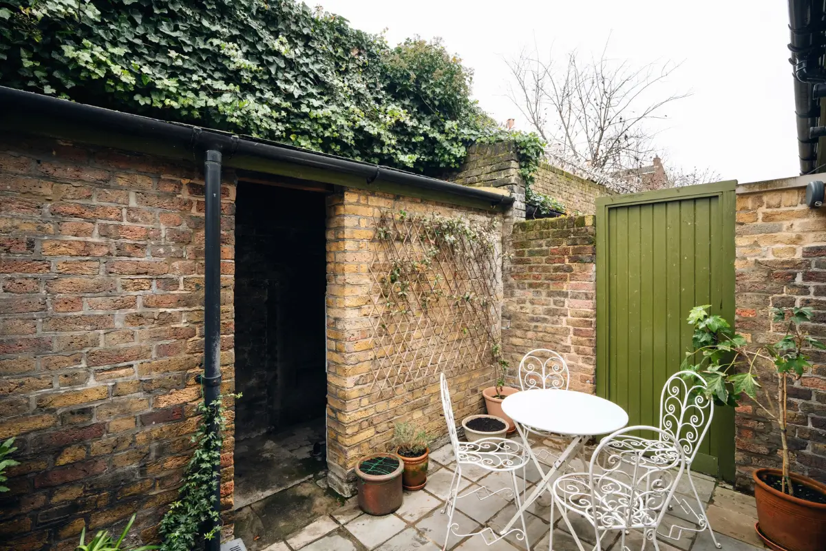 A Small Home in a 19th-Century London Almshouse Pairs Old with New 12 small-renovated-home-19th-century-almshouse-london