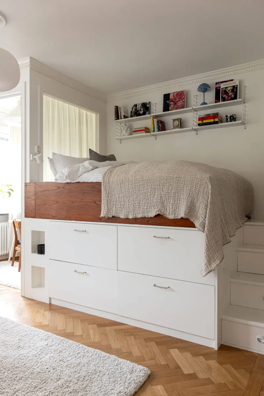 Studio Apartment Layout Ideas: Living Small is Looking Good 21 studio-apartment-layout-raised-bed-partition-wall-nordroom