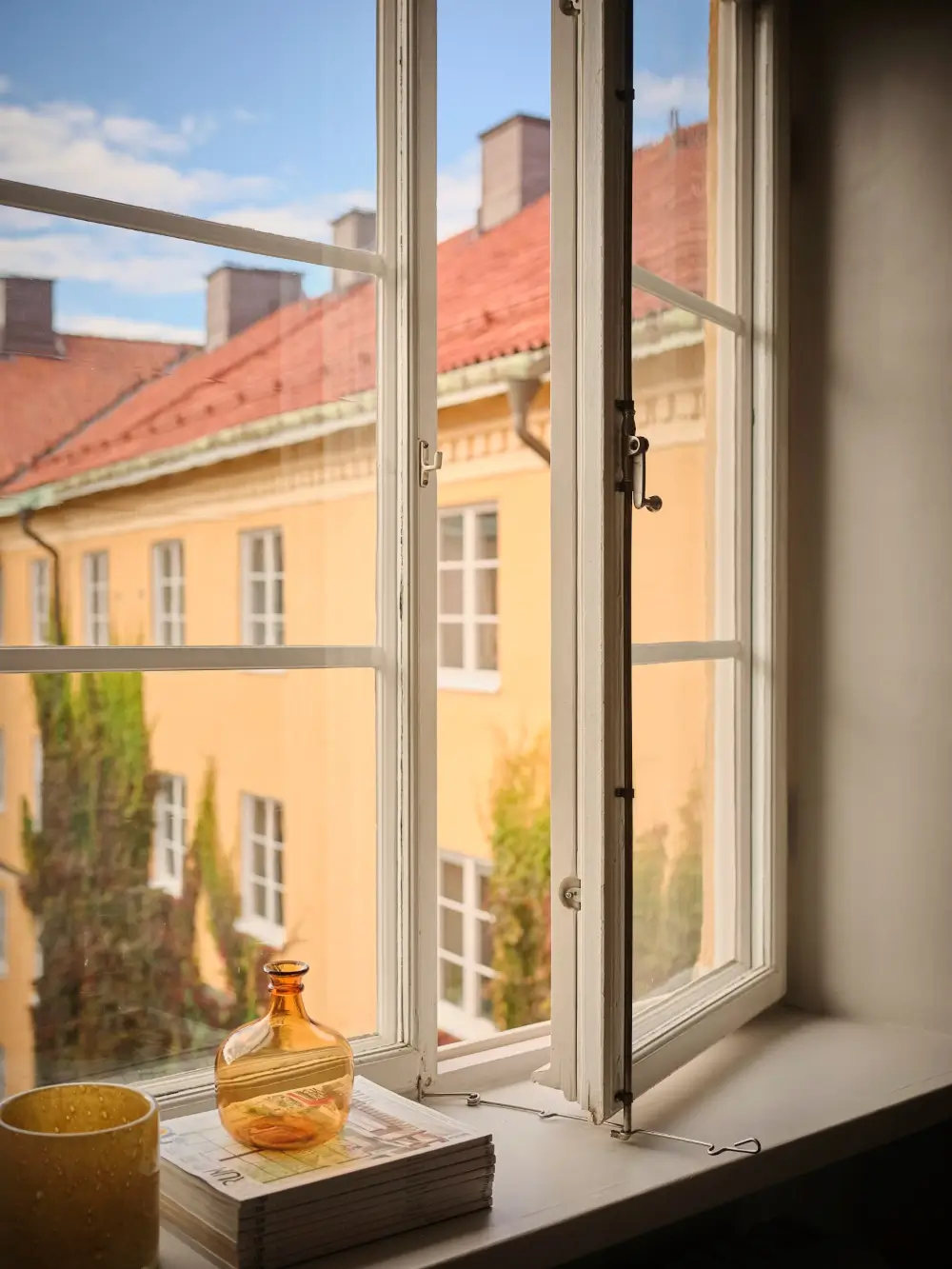 A Serene Studio Apartment with a Beautiful Green Kitchen 11 swedish-studio-apartment-charming-green-kitchen-nordroom