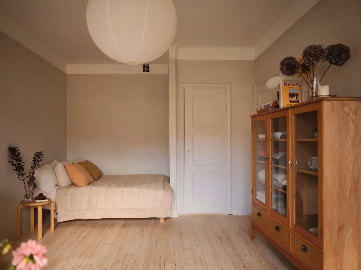 A Serene Studio Apartment with a Beautiful Green Kitchen 9 swedish-studio-apartment-charming-green-kitchen-nordroom