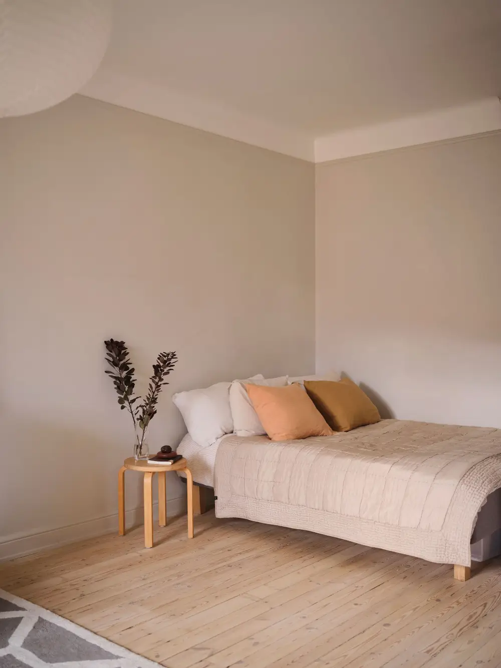 A Serene Studio Apartment with a Beautiful Green Kitchen 3 swedish-studio-apartment-charming-green-kitchen-nordroom
