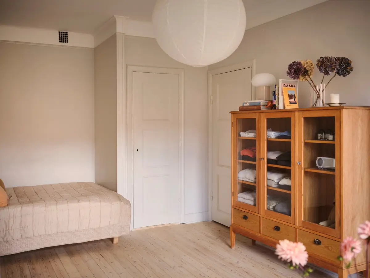A Serene Studio Apartment with a Beautiful Green Kitchen 4 swedish-studio-apartment-charming-green-kitchen-nordroom