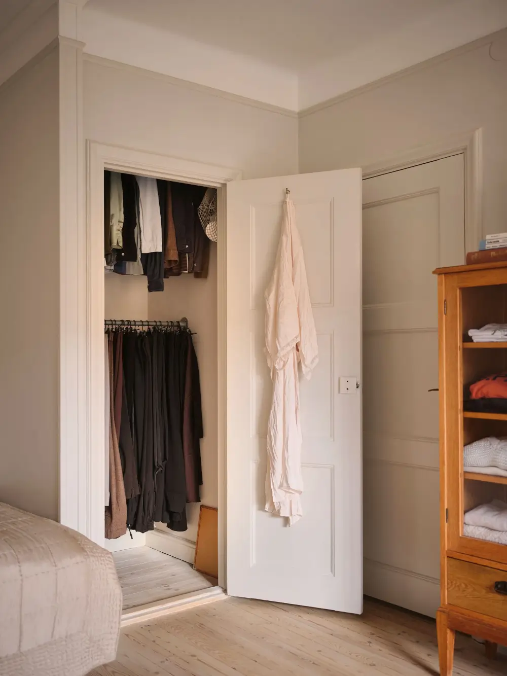 A Serene Studio Apartment with a Beautiful Green Kitchen 5 swedish-studio-apartment-charming-green-kitchen-nordroom