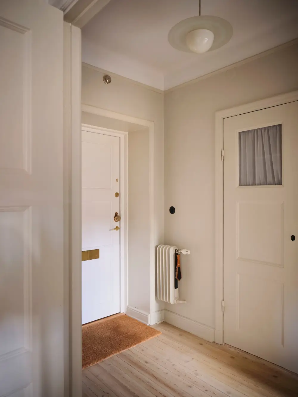 A Serene Studio Apartment with a Beautiful Green Kitchen 24 swedish-studio-apartment-charming-green-kitchen-nordroom