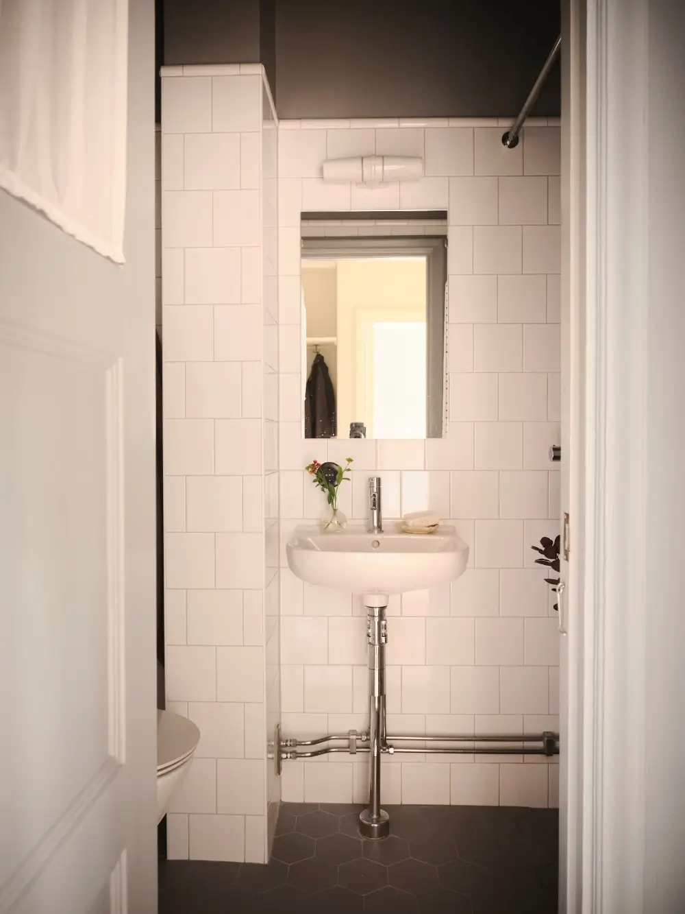 A Serene Studio Apartment with a Beautiful Green Kitchen 25 swedish-studio-apartment-charming-green-kitchen-nordroom