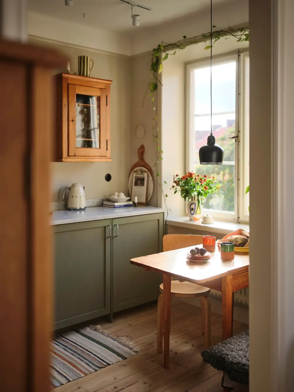 A Serene Studio Apartment with a Beautiful Green Kitchen 14 swedish-studio-apartment-charming-green-kitchen-nordroom