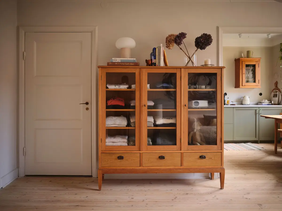 A Serene Studio Apartment with a Beautiful Green Kitchen 6 swedish-studio-apartment-charming-green-kitchen-nordroom