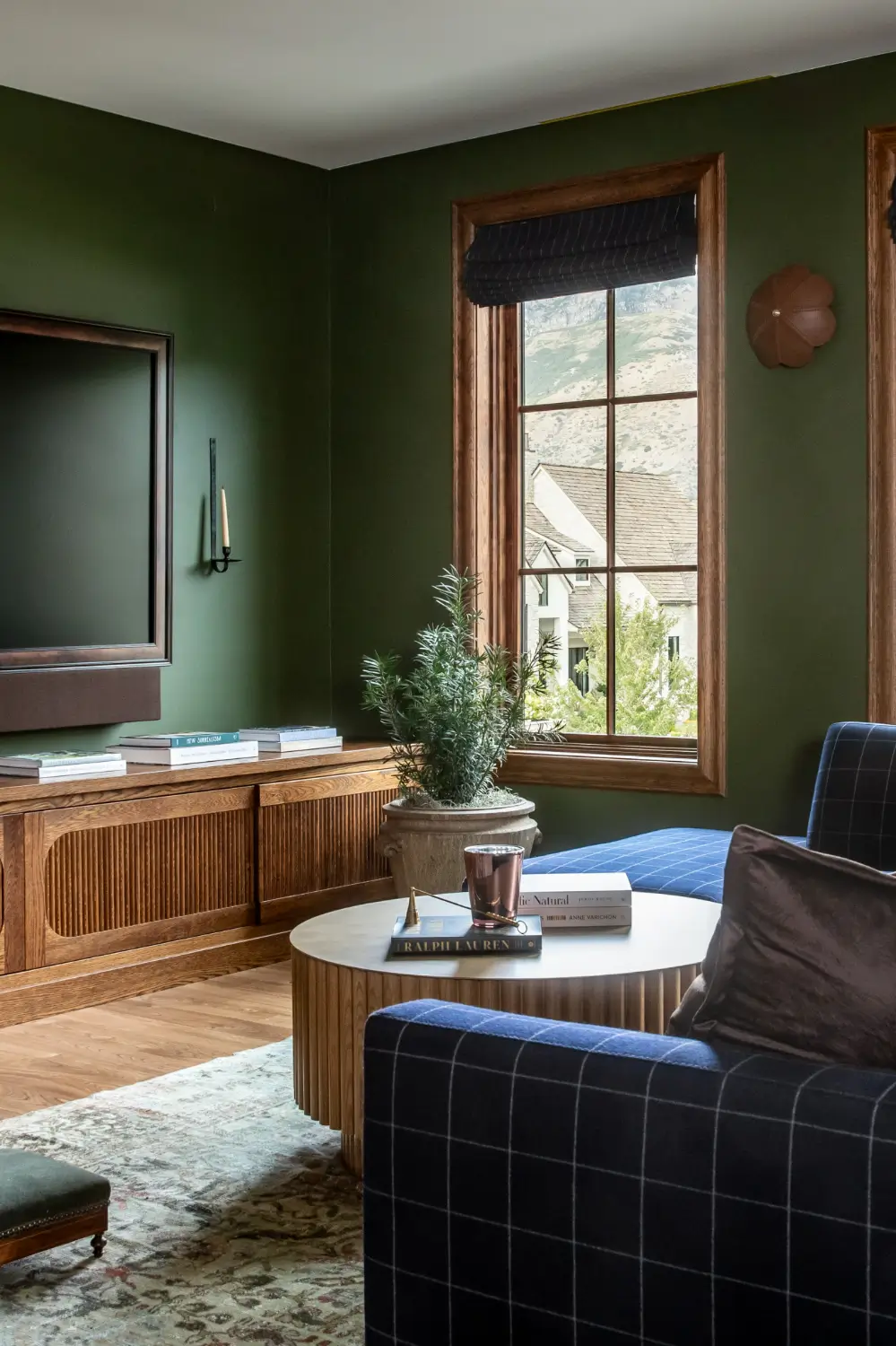 An Officine Gullo Kitchen in Crumblr Cookies Co-Founder's Grand Utah Home 22 utah-home-Crumbl-co-founder-Sawyer-Hemsle
