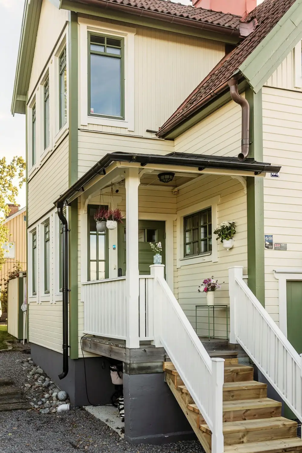 A 1920s Swedish House with a Classic Renovated Bathroom and a Lush Garden 4 1920s-house-renovated-bathroom-pretty-garden-stockholm-nordroom