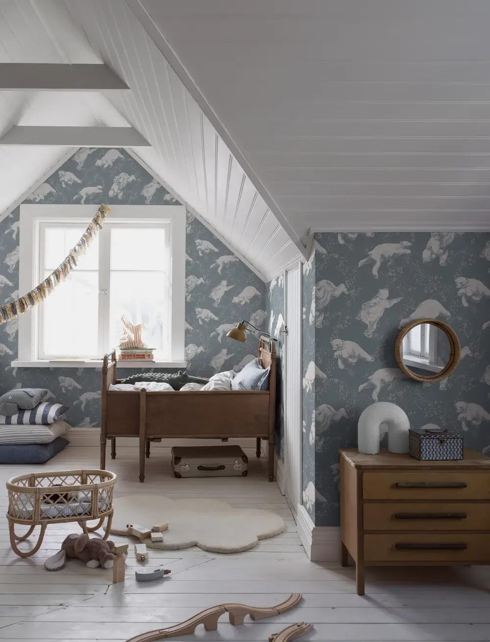 26 Children's Bedrooms Decorated with Animal Wallpaper 2 childrens-room-polar-bears-wallpaper-nordroom