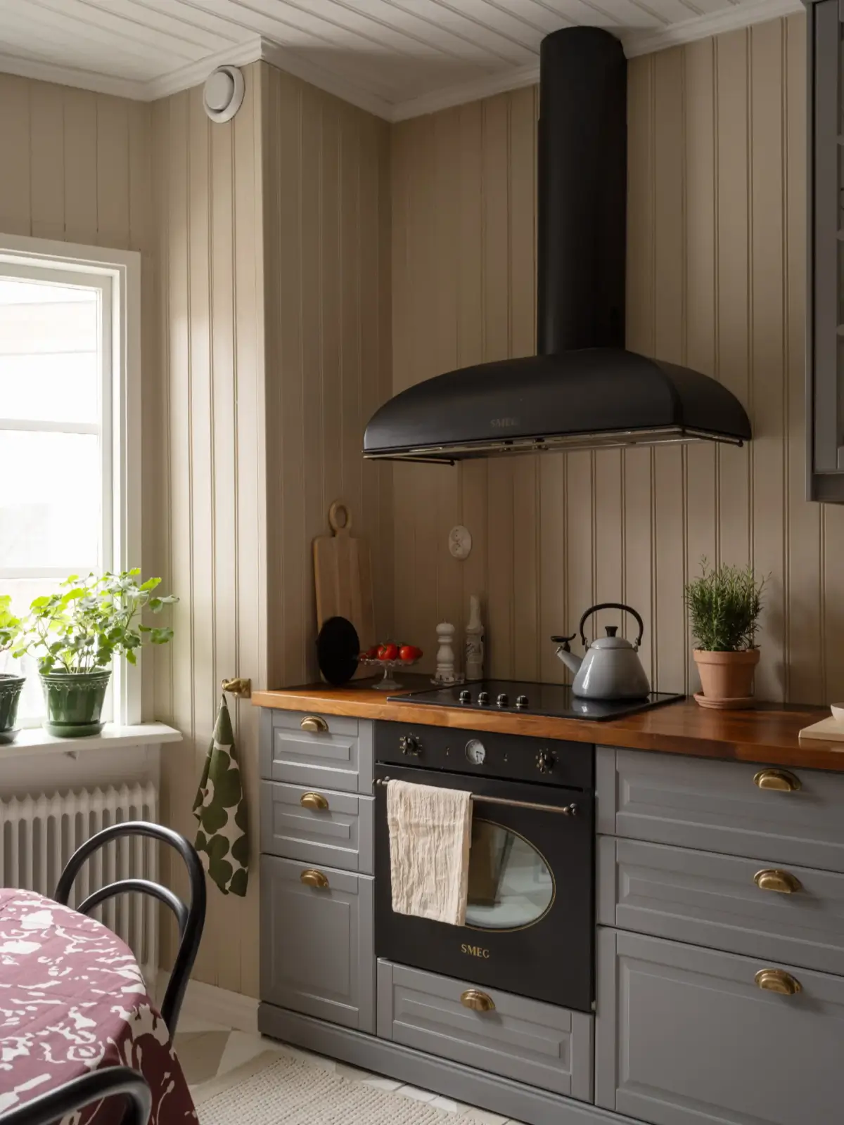 cozy-kitchen-1910s-apartment-sweden-nordroom