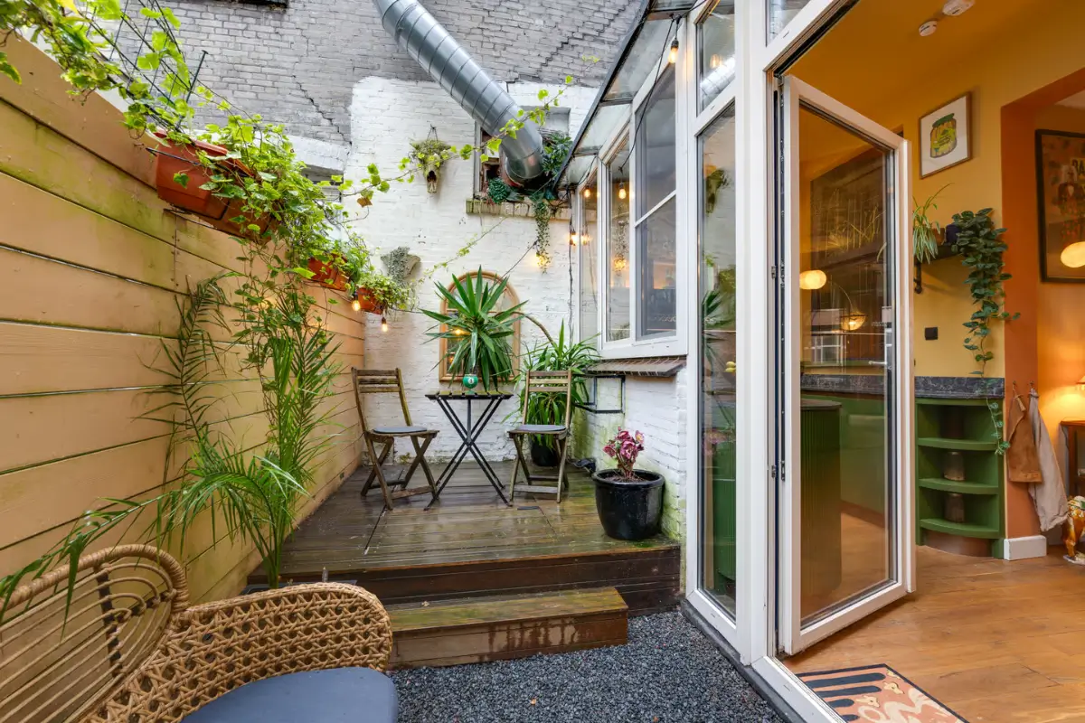 Warm Colors and a Small Garden in a Well-Planned Amsterdam Apartment 18 cozy-well-planned-amsterdam-apartment-small-garden