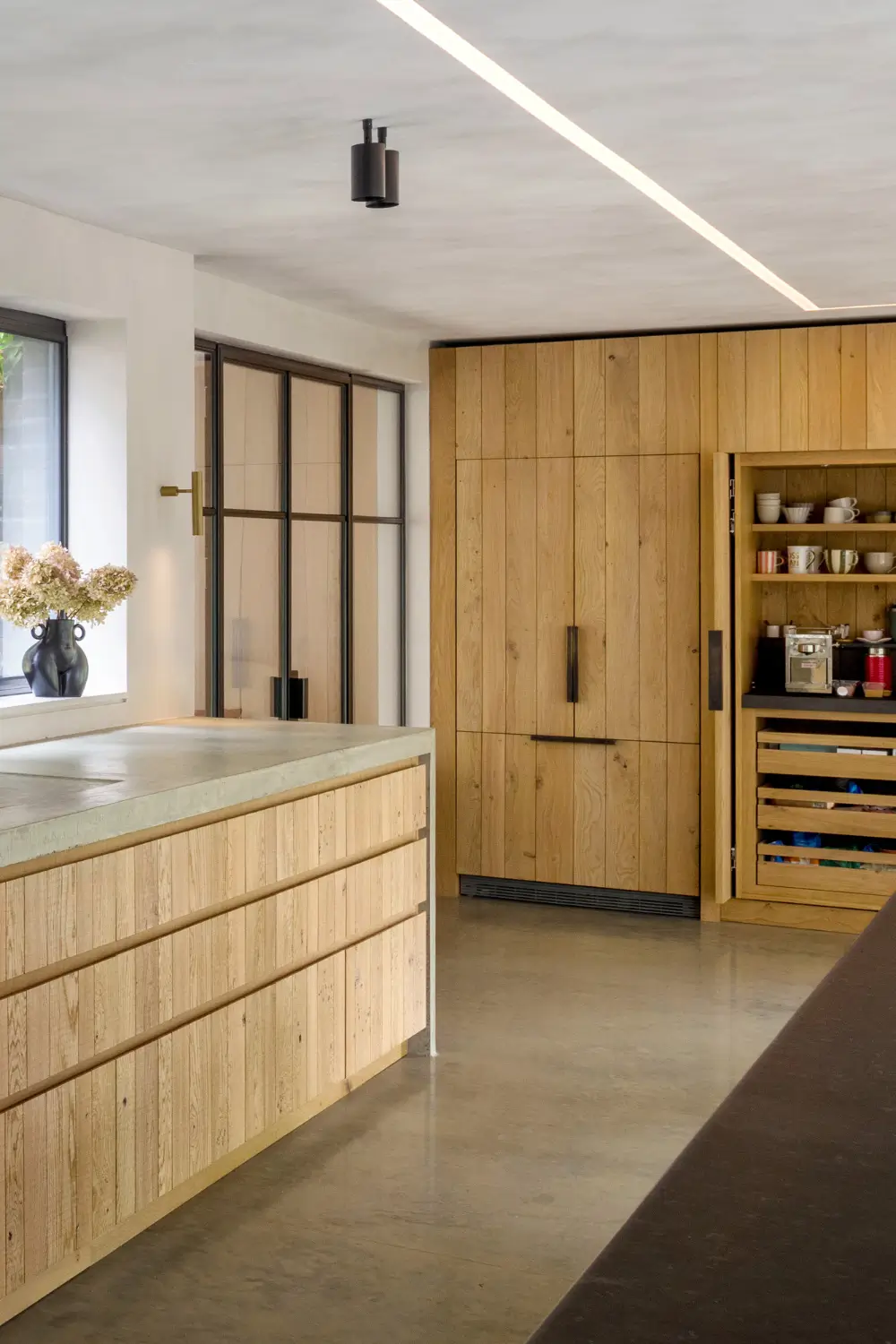A Bespoke Oak and Concrete Kitchen by Inglish Hall Transforms a Mid-Century Home 8 dulwich-kitchen-inglis-hall-nordroom