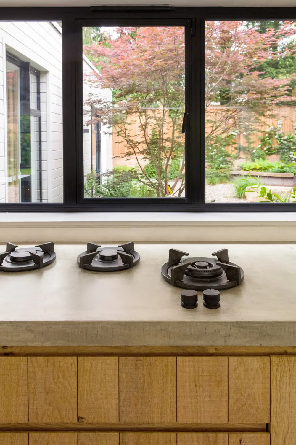 A Bespoke Oak and Concrete Kitchen by Inglish Hall Transforms a Mid-Century Home 6 dulwich-kitchen-inglis-hall-nordroom