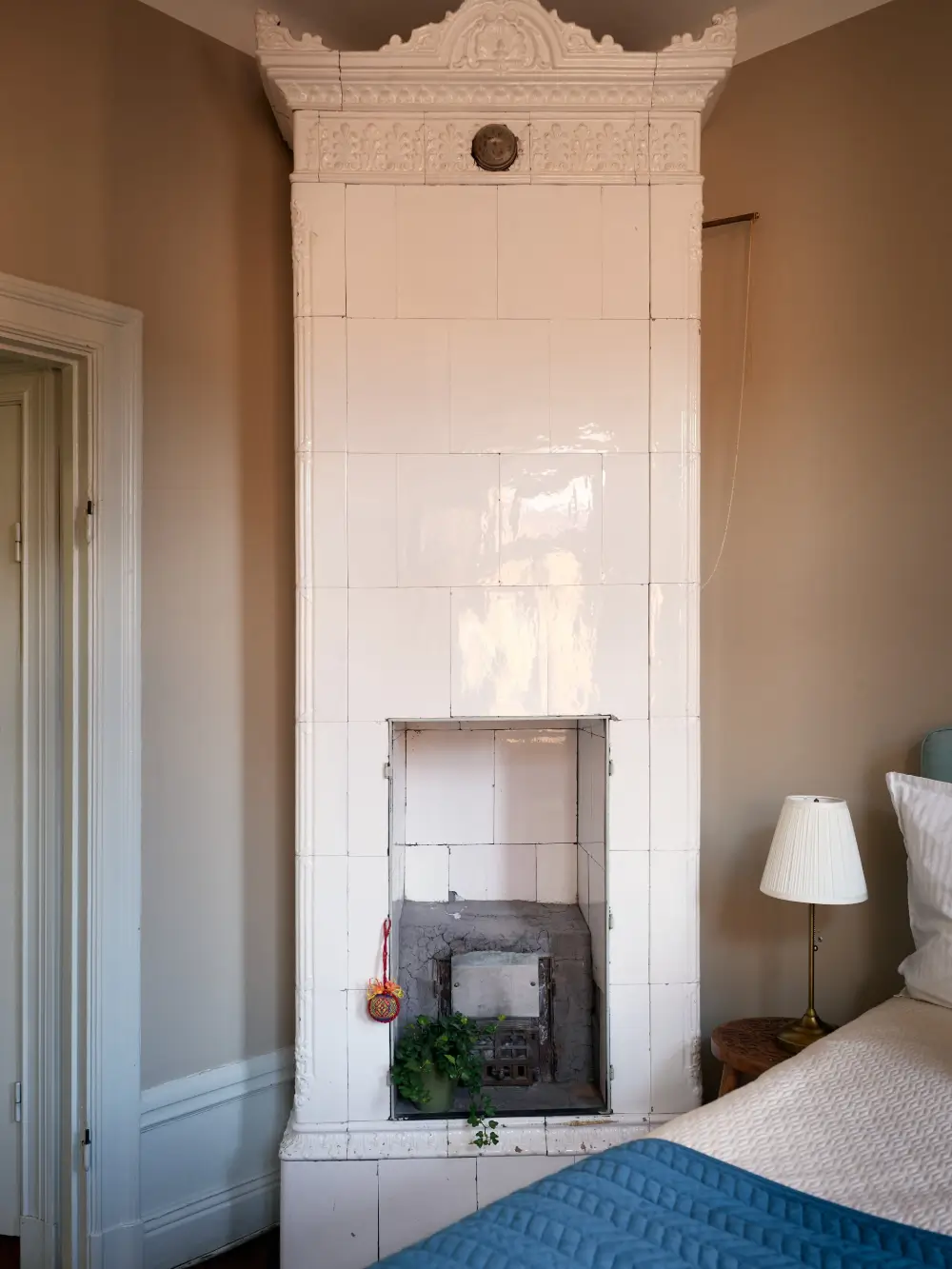 Cozy Spaces and Unique Historical Elements in a Stockholm Apartment 20 historic-character-cozy-one-bedroom-apartment-sodermalm-stockholm-nordroom